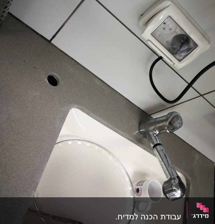 ברז מטבח עם כיור וכלי מטבח